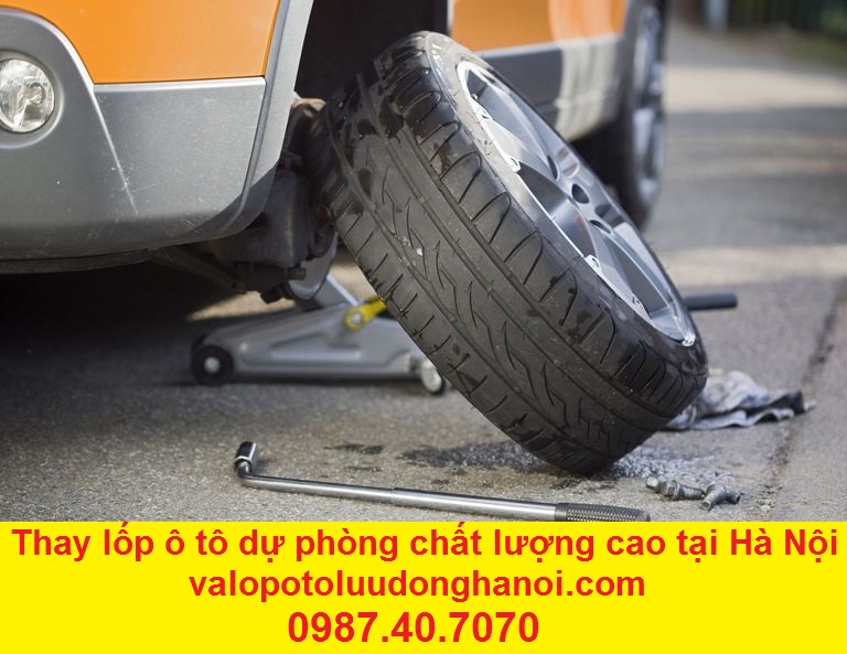 thay lop du phong xe con